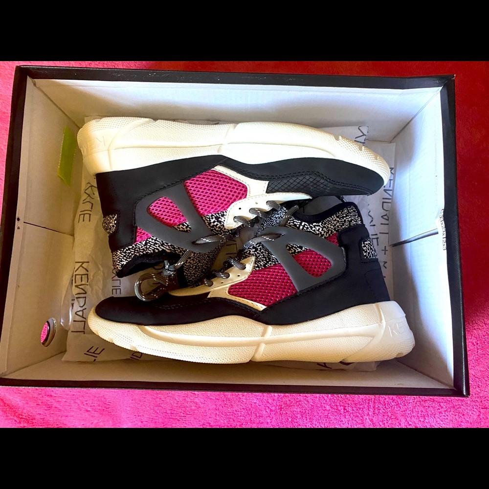 Kendall & Kylie Sneakers size 7.5